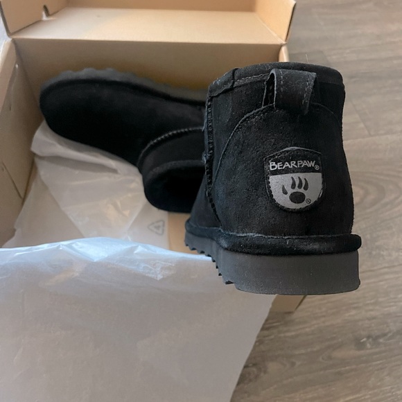 NWT size 8 BearPaw shorty boots in black with NeverWet technology. - Picture 6 of 7